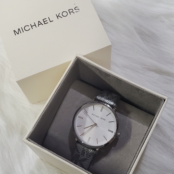 Michael Kors Women's Addyson White Dial Watch - Picture 6 of 9